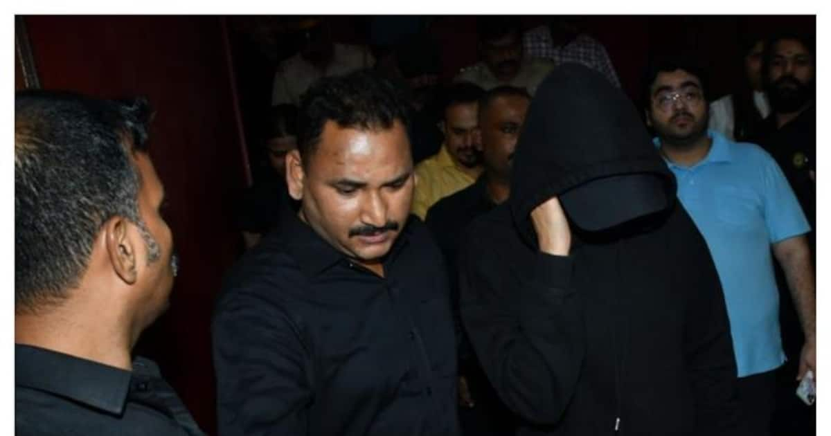 Deepika Padukone came to see Pathan movie with her face covered.