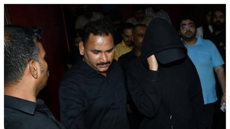 Deepika Padukone hides face and she visits cinema hall to see public reaction to Pathaan sgk Deepika Padukone hides face and she visits cinema hall to see public reaction to Pathaan sgk
