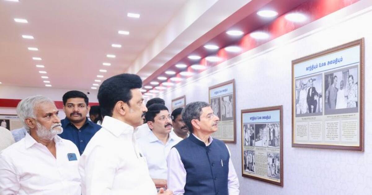 மகாத்மாகாந்தி நினைவு தினம்; கூட்டாக மரியாதை செலுத்திய ஆளுநர், முதல்வர்