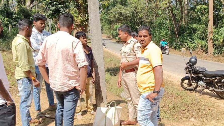Bajrang Dal activists assault youth on charge of selling beef in Mudigere Bajrang Dal activists assault youth on charge of selling beef in Mudigere