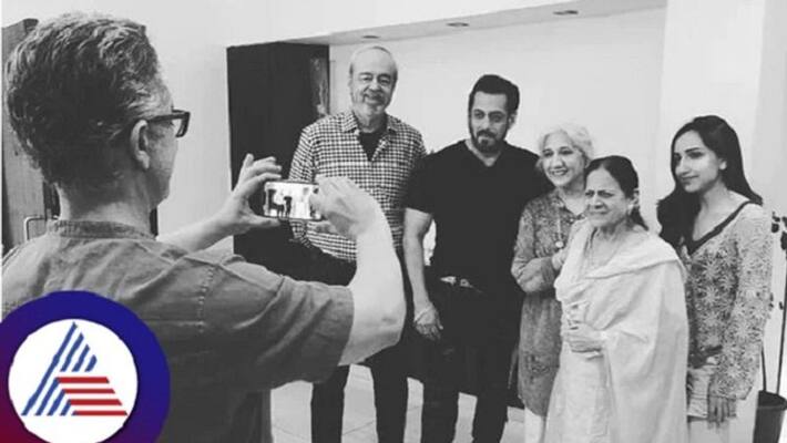 Aamir Khan Takes Pic Of Salman Posing With His Family Sister Nikhat Shares in Social Media san Aamir Khan Takes Pic Of Salman Posing With His Family Sister Nikhat Shares in Social Media san