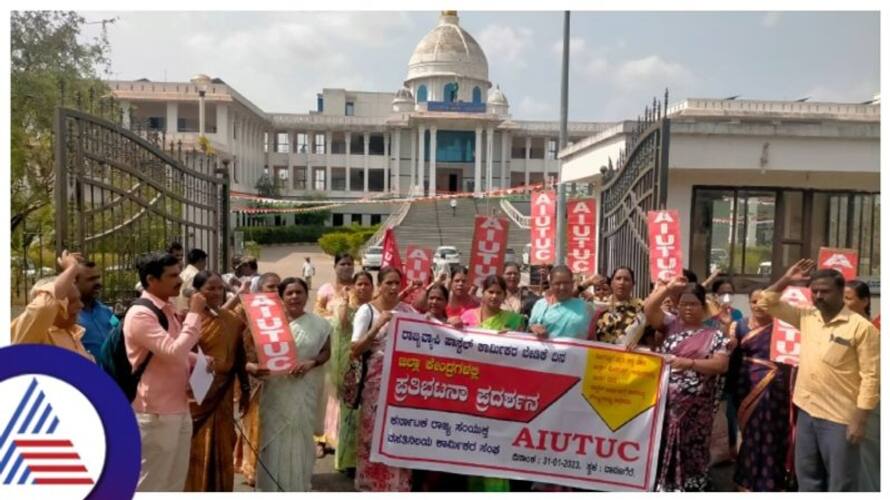 Protest demanding abolition of outsourcing system in Davanagere gow Protest demanding abolition of outsourcing system in Davanagere gow