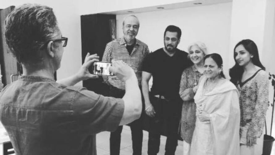 salman khan visits aamir khan in his home viral pic shah rukh khan pathaan salman khan visits aamir khan in his home viral pic shah rukh khan pathaan