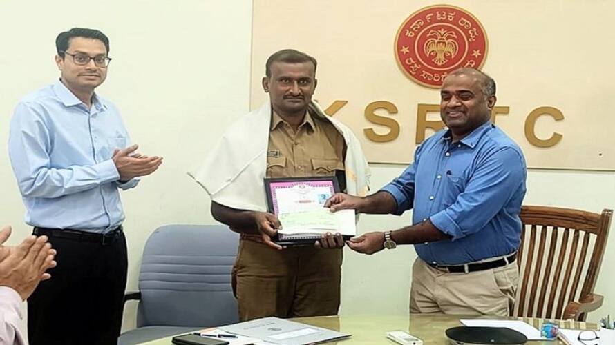 Honor to KSRTC Bus Driver For Rescued the Children Who Drowning in the Lake in Tumakuru grg Honor to KSRTC Bus Driver For Rescued the Children Who Drowning in the Lake in Tumakuru grg