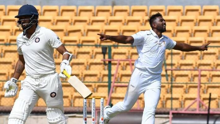 Ranji Trophy Karnataka Pacer M Venkatesh 5 wickets haul powers Common over Uttarakhand kvn Ranji Trophy Karnataka Pacer M Venkatesh 5 wickets haul powers Common over Uttarakhand kvn