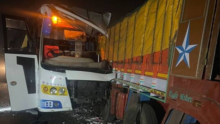 Accident in pune sollapur highway, bus collided with a truck parked on the roadside 4 dead more than 15 injured akb Accident in pune sollapur highway, bus collided with a truck parked on the roadside 4 dead more than 15 injured akb