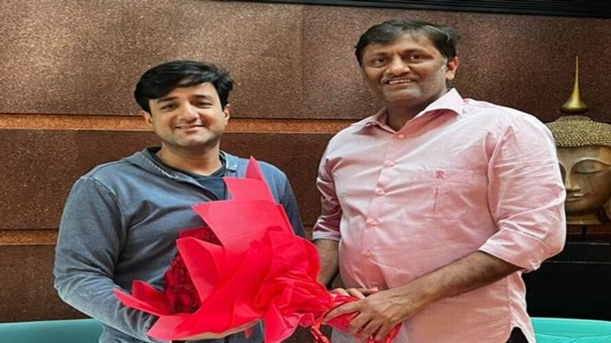 Producer Naveen yerneni congratulated to pathaan director Siddharth Anand Producer Naveen yerneni congratulated to pathaan director Siddharth Anand