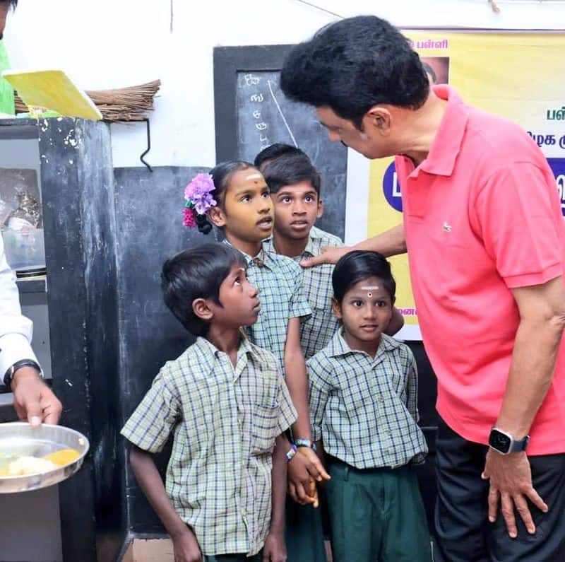cm mk stalin serve the breakfast for school children in vellore district
