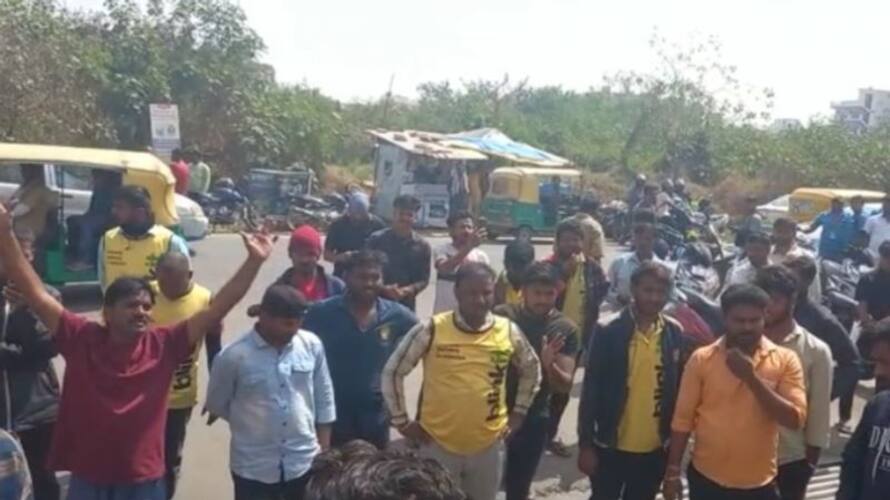 Delivery boy assaulted with slippers for not having ordered Items Hindi Speaking Lady rampage sat Delivery boy assaulted with slippers for not having ordered Items Hindi Speaking Lady rampage sat
