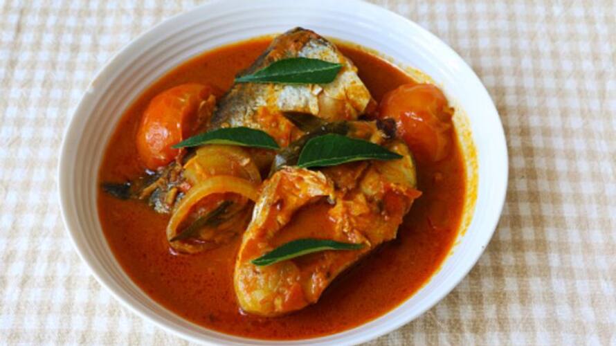 not satisfied with fish curry served with luch 6 youth attack hotel employee in kollam etj not satisfied with fish curry served with luch 6 youth attack hotel employee in kollam etj