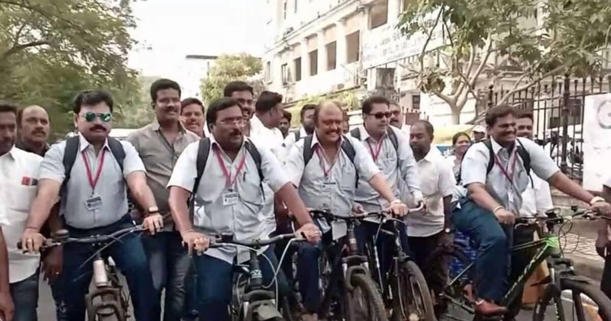 பள்ளிச்சீருடையோடு சைக்கிளில் சட்டப்பேரவைக்கு வந்த திமுக எம்எல்ஏக்கள்..! அதிர்ச்சியில் அரசு அதிகாரிகள்
