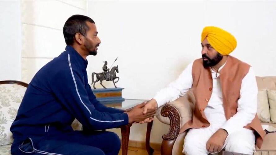 punjab govt to give job to former hockey player currently working as porter saa punjab govt to give job to former hockey player currently working as porter saa
