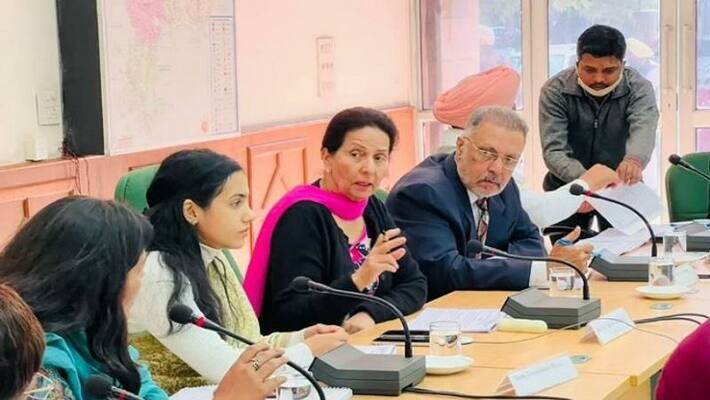 Congress suspends Amarinder Singh's wife, Patiala MP Preneet Kaur for 'helping BJP' AJR Congress suspends Amarinder Singh's wife, Patiala MP Preneet Kaur for 'helping BJP' AJR