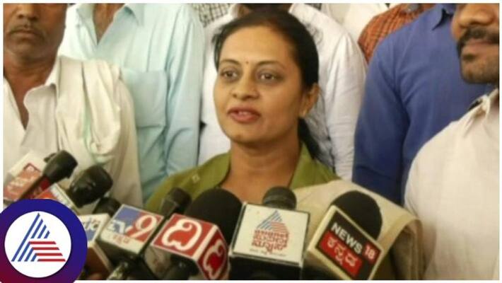 Vinay Kulkarni an aspirant from Dharwad rural constituency clarifies by wife Shivaleela kulkarni gow Vinay Kulkarni an aspirant from Dharwad rural constituency clarifies by wife Shivaleela kulkarni gow