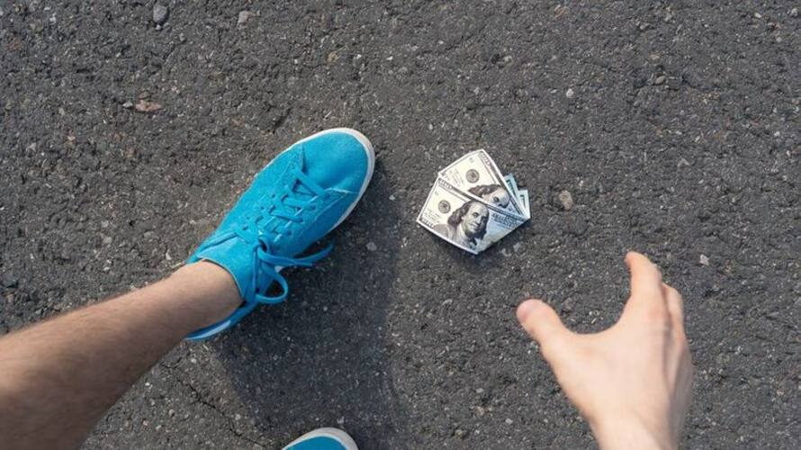 Police warn not to take money lost on the road bkg Police warn not to take money lost on the road bkg