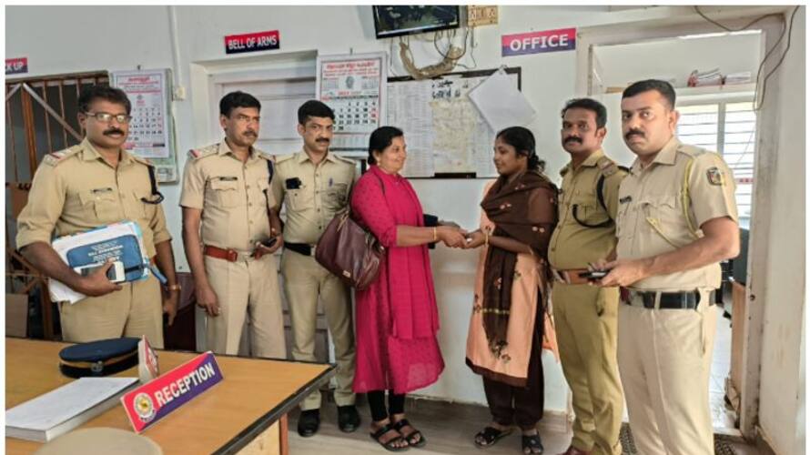 house wife return gold and cash which got from road prm house wife return gold and cash which got from road prm