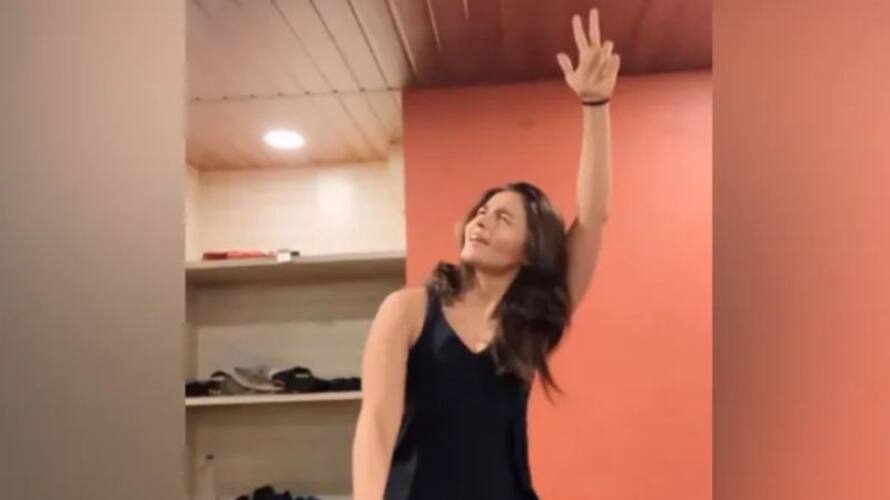 Just Alia Bhatt Grooving To Husband Ranbir Kapoors song while working out azn Just Alia Bhatt Grooving To Husband Ranbir Kapoors song while working out azn