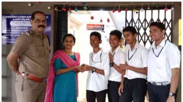 The students returned the discarded chain to its owner sts