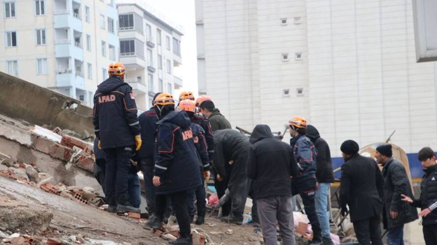 another earthquake hits turkey hours after 1st killed over 1000 people another earthquake hits turkey hours after 1st killed over 1000 people
