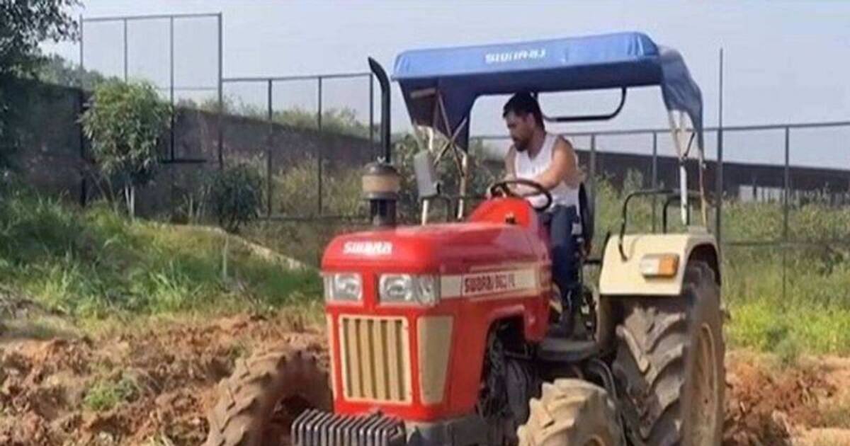 முழு விவசாயியாகவே மாறிய தோனி.. தன் விளைநிலத்தை டிராக்டரில் தானே உழுத தோனி..! வைரல் வீடியோ