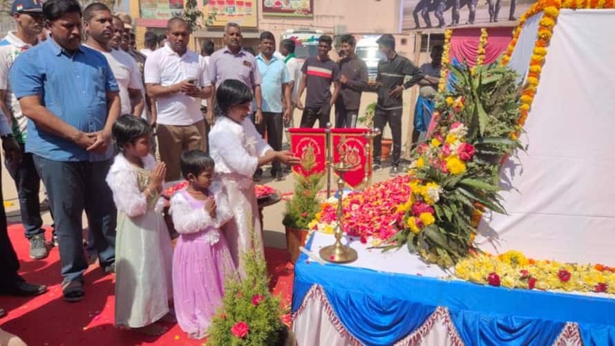 புல்வாமா தாக்குதலில் வீரமரணமடைந்த வீரர்களுக்கு அஞ்சலி செலுத்திய மழலைகள்