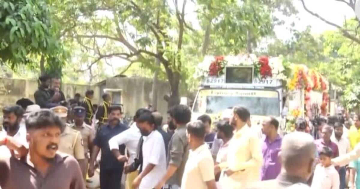 மக்கள் வெள்ளத்தில் நடிகர் மயில்சாமியின் இறுதி ஊர்வலம் தொடங்கியது! 