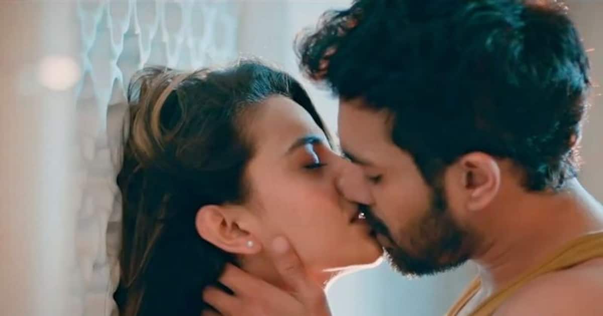 Akshara Singh SEXY video: Bhojpuri actress' kissing scene with Karan Khanna  in Kitne Jhoothe goes viral-WATCH