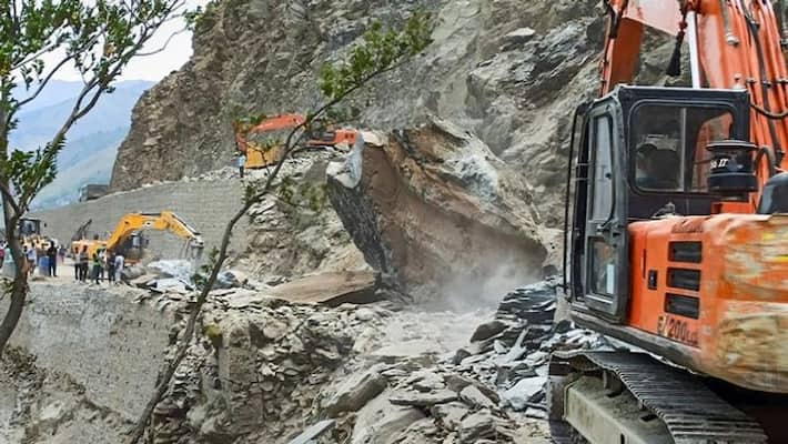 Landslides broke in Jammu Kashmir Ramban.. Officials closed Jammu-Srinagar National Highway..