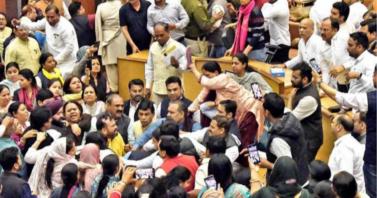 MCD: BJPvsAAP:மீன் மார்க்கெட்டான டெல்லி மாநகராட்சி கூட்டம்| பாஜக, ஆம்ஆத்மி கவுன்சிலர்கள் அடிதடி வீடியோ