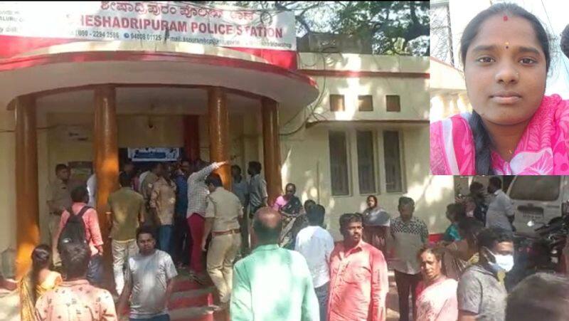 Woman death of Dowry Harassment Relatives Protest Against Police Station sat