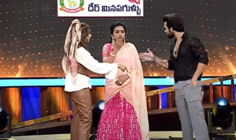 ariyana akhil and tejaswi had fight in front of anchor suma now its hot topic 