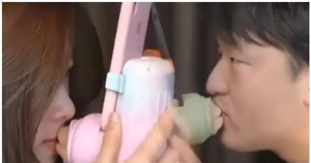 நேரில் போகாம கிஸ் அடிக்க புது கருவி.. குஷியான காதலர்கள்.. வாய்ல மட்டும்தான் கிஸ்ஸா? நெட்டிசன்கள் கிண்டல்!!