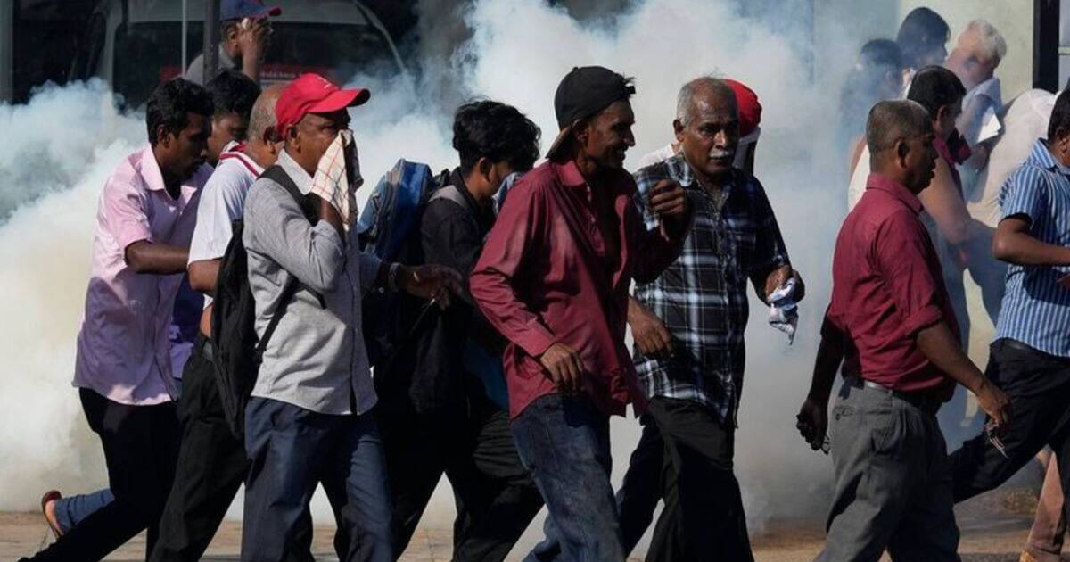 Sri Lanka: இலங்கை தேர்தல் ரத்துக்கு எதிரான போராட்டம்; காவல்துறை விரட்டிய அடித்ததில் 15 பேர் காயம்