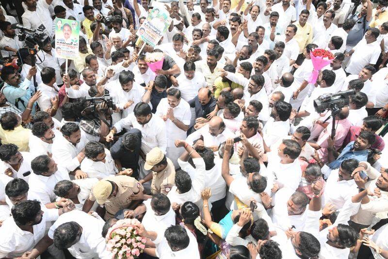 Case registered against 2,000 people including former ministers of AIADMK