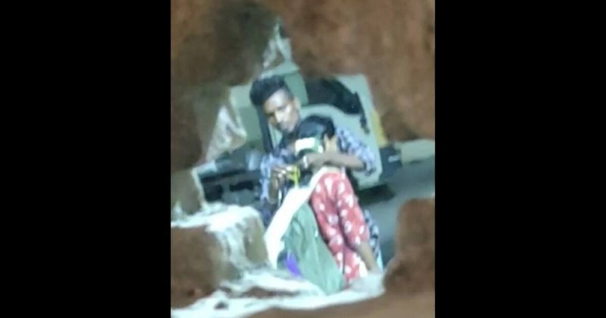 பரபரப்பான பேருந்து நிலையத்தை மணமேடையாக்கிய காதல் ஜோடி; இணையத்தில் வைரலாகும் வீடியோ