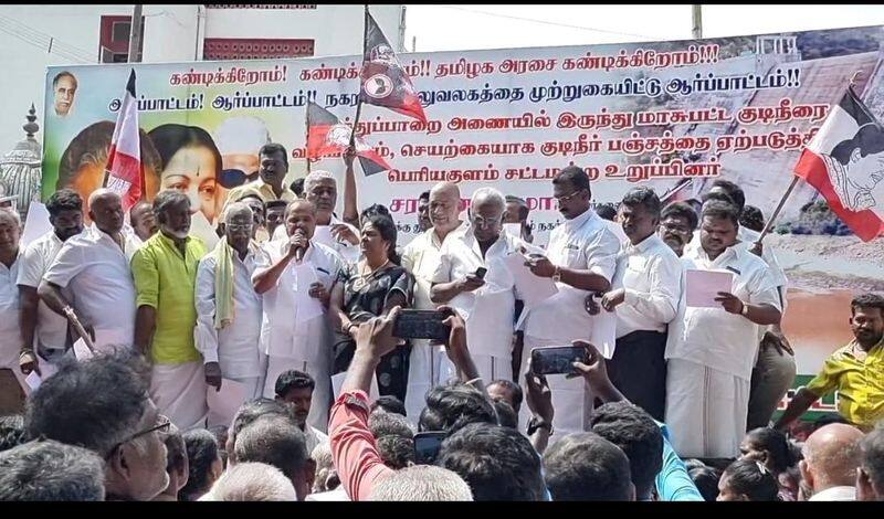 OPS team along with TTV Dhinakaran team protest in Theni