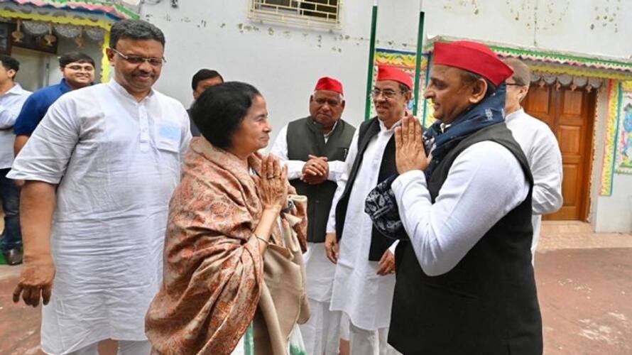 Akhilesh yadav and Mamata Banerjee set to form New front without congress to fight against BJP and PM Modi ckm Akhilesh yadav and Mamata Banerjee set to form New front without congress to fight against BJP and PM Modi ckm