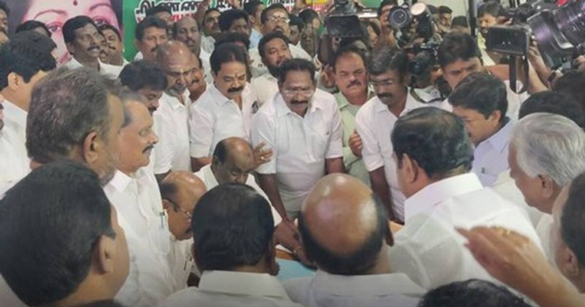 வேட்பு மனுவை தாக்கல் செய்த இபிஎஸ்.. கெத்தாக போட்டியின்றி பொதுச்செயலாளராகிறார்? 