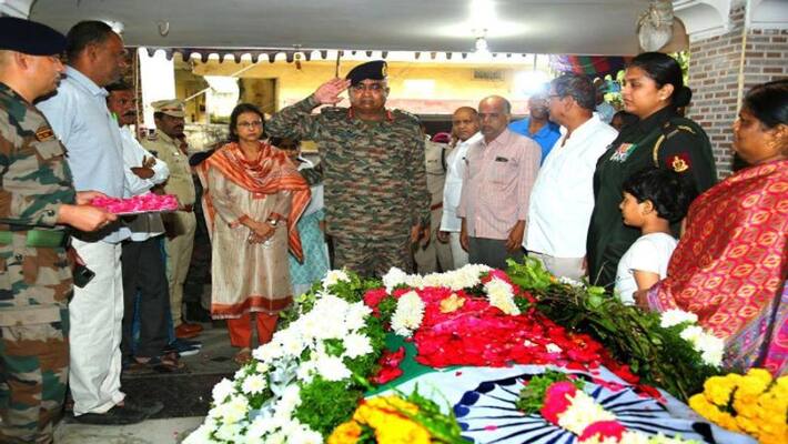 Chief of Army Staff Gen Manoj Pande pays homage to Lt Col VVB Reddy in Hyderabad Chief of Army Staff Gen Manoj Pande pays homage to Lt Col VVB Reddy in Hyderabad