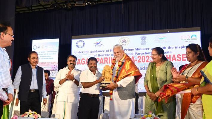 Sagar Parikrama Program Union Minister Parshottam Rupala has given hope to fishermen gvd Sagar Parikrama Program Union Minister Parshottam Rupala has given hope to fishermen gvd