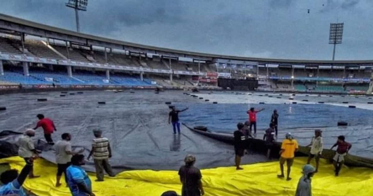 காலை முதல் மிதமான மழை; முழுசா தார்பாயால் மூடப்பட்ட விசாகப்பட்டினம் மைதானம்: டாஸ் தாமதம் ஏற்படுமா?