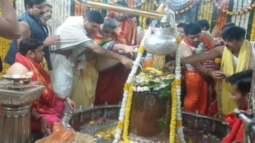 India vs Australia: Umesh Yadav in Mahakaleshwar Temple in Ujjain cra India vs Australia: Umesh Yadav in Mahakaleshwar Temple in Ujjain cra