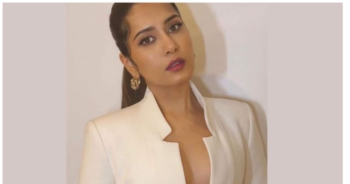 Rashi Khanna looks badass for a chance…Photo shoot in just a coat without even wearing underwear!