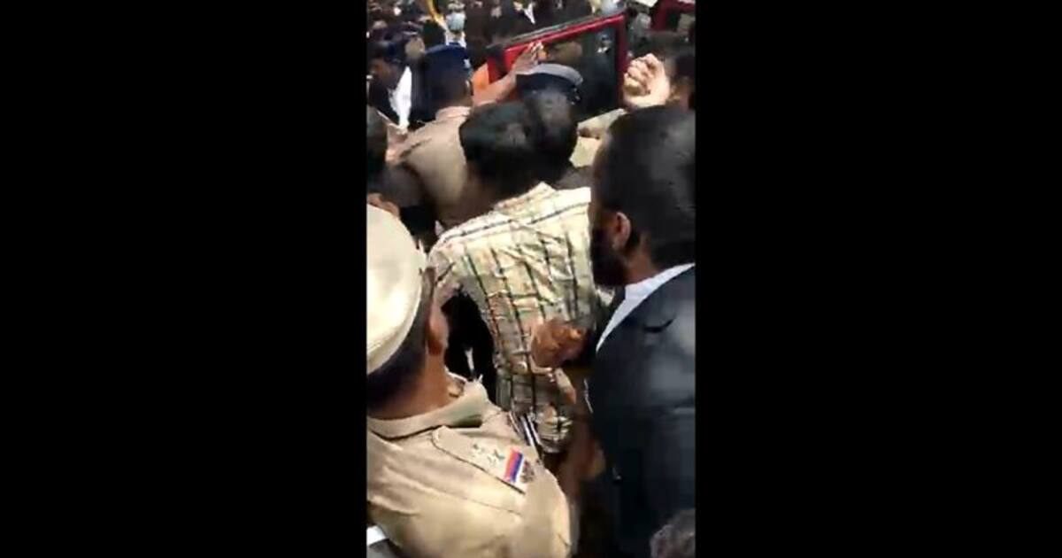 Breaking: கோவையில் நீதிமன்ற வளாகத்தில் பெண் மீது ஆசிட் வீச்சு; பொதுமக்கள் அலறல்