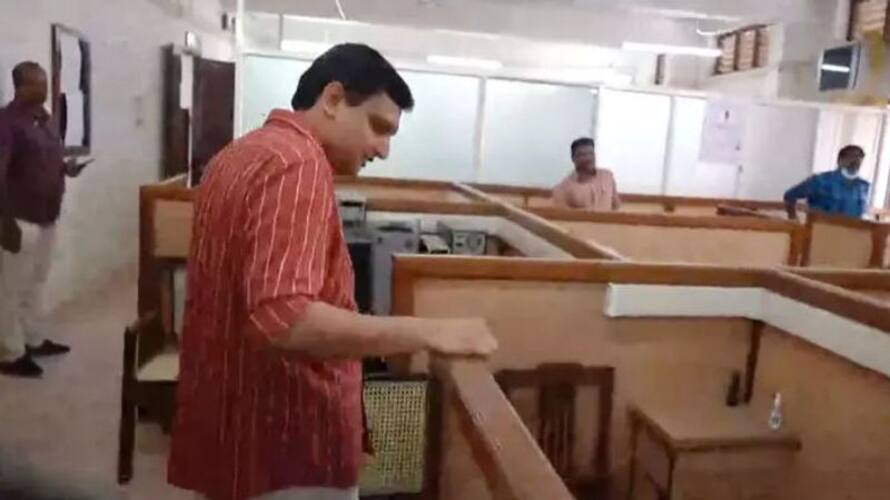 Kerala Minister makes surpise visit at PWD office; does not find staff on seat even at 11 am ANR Kerala Minister makes surpise visit at PWD office; does not find staff on seat even at 11 am ANR