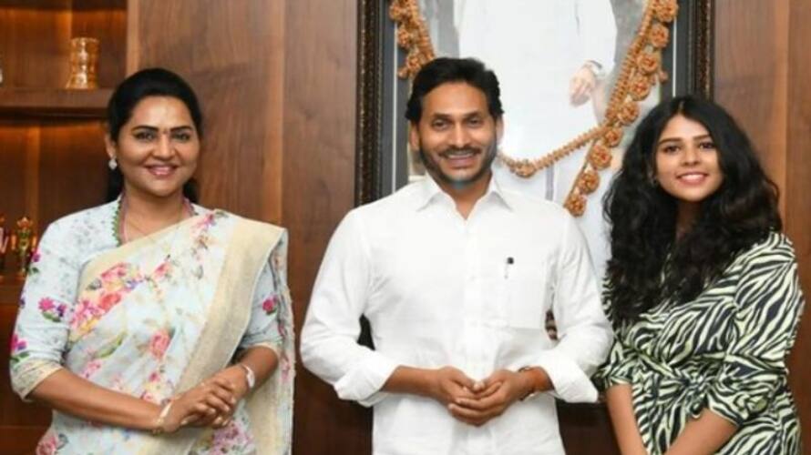 YSRCP MLA Vundavalli Sridevi Response cross voting allegations in MLC Elections ksm YSRCP MLA Vundavalli Sridevi Response cross voting allegations in MLC Elections ksm