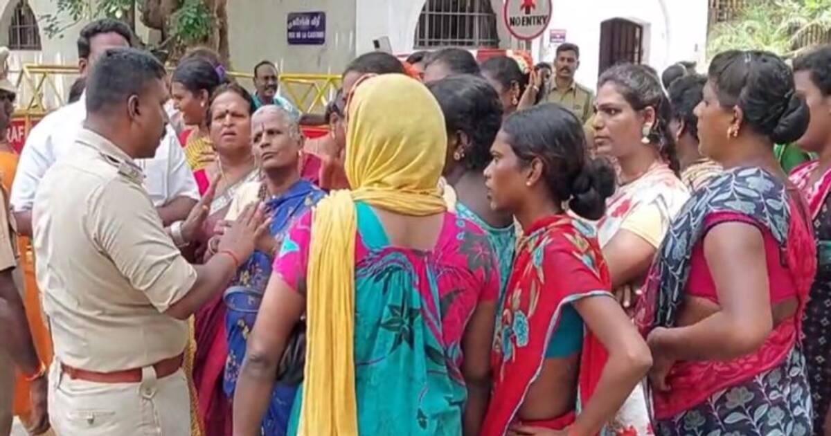 புதுச்சேரியில் திருநங்கைக்கு போலீசார் பாலியல் தொல்லை; டிஜிபி அலுவலகத்தை முற்றுகையிட்டு  திருநங்கைகள் போராட்டம்