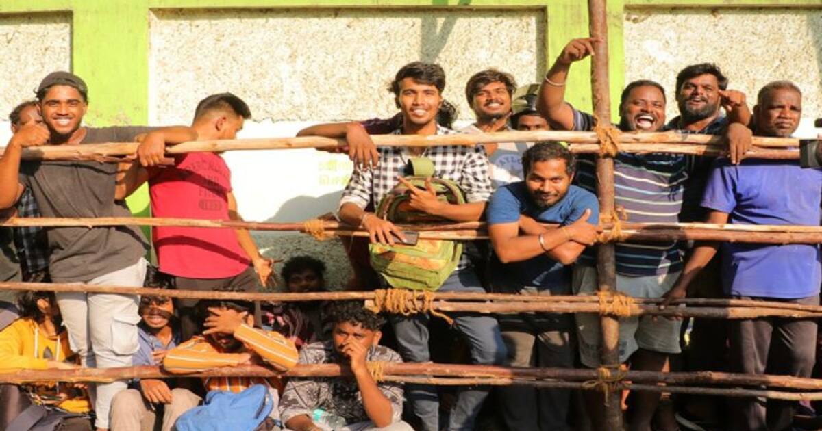 சென்னையில் பரபரப்பாக தொடங்கிய டிக்கெட் விற்பனை: நீண்ட வரிசையில் காத்திருந்த டிக்கெட் வாங்கிய ரசிகர்கள்!