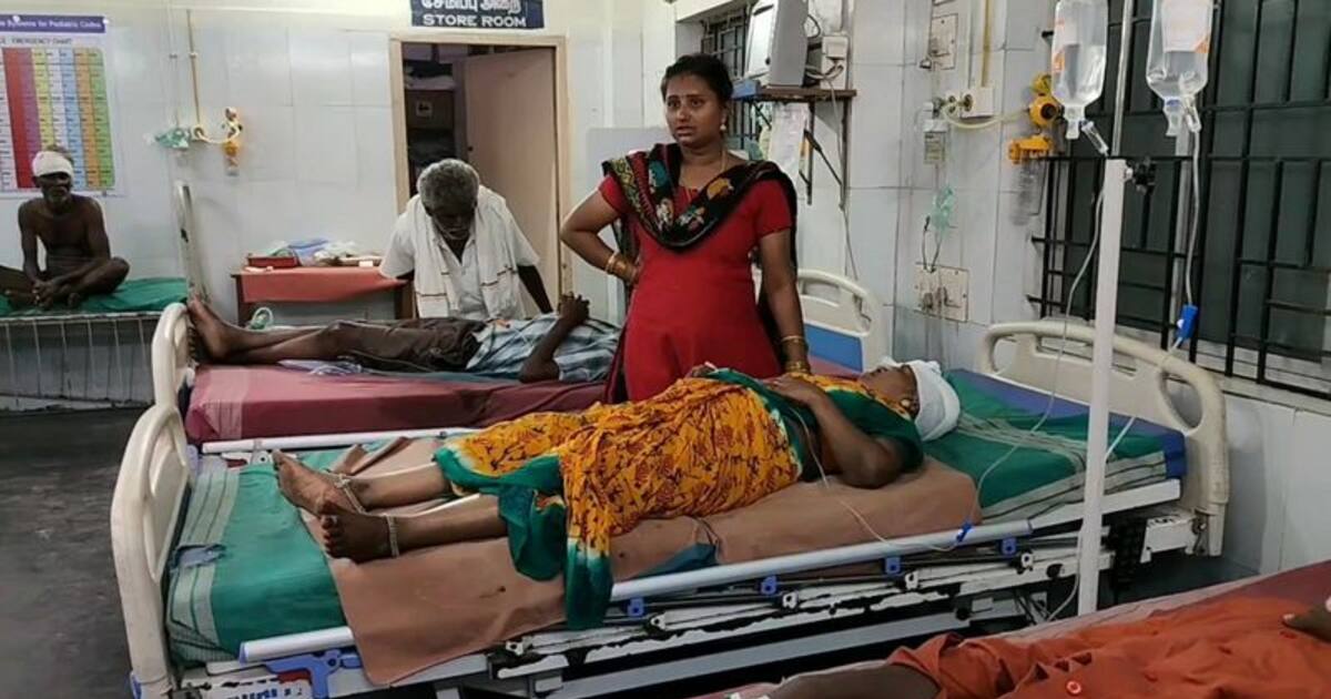 சுற்றுலா வேன் மோதி அப்பளம் போல் நொறுங்கிய கார்; ஒருவர் பலி, 14 பேர் காயம்