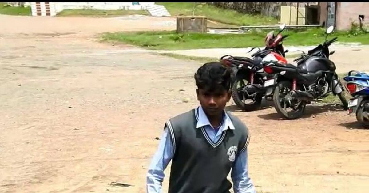 தந்தையைின் சடலத்திடம் ஆசி பெற்று தேர்வு எழுதச்சென்ற மாணவன்; சோகத்தில் மூழ்கிய கிராமம்